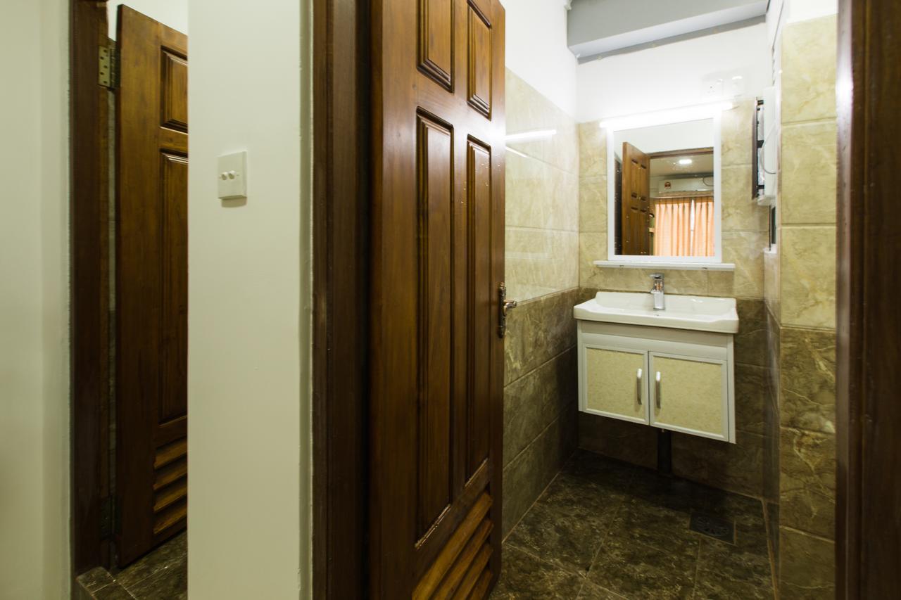 Metro Port City Hotel Colombo Exterior photo